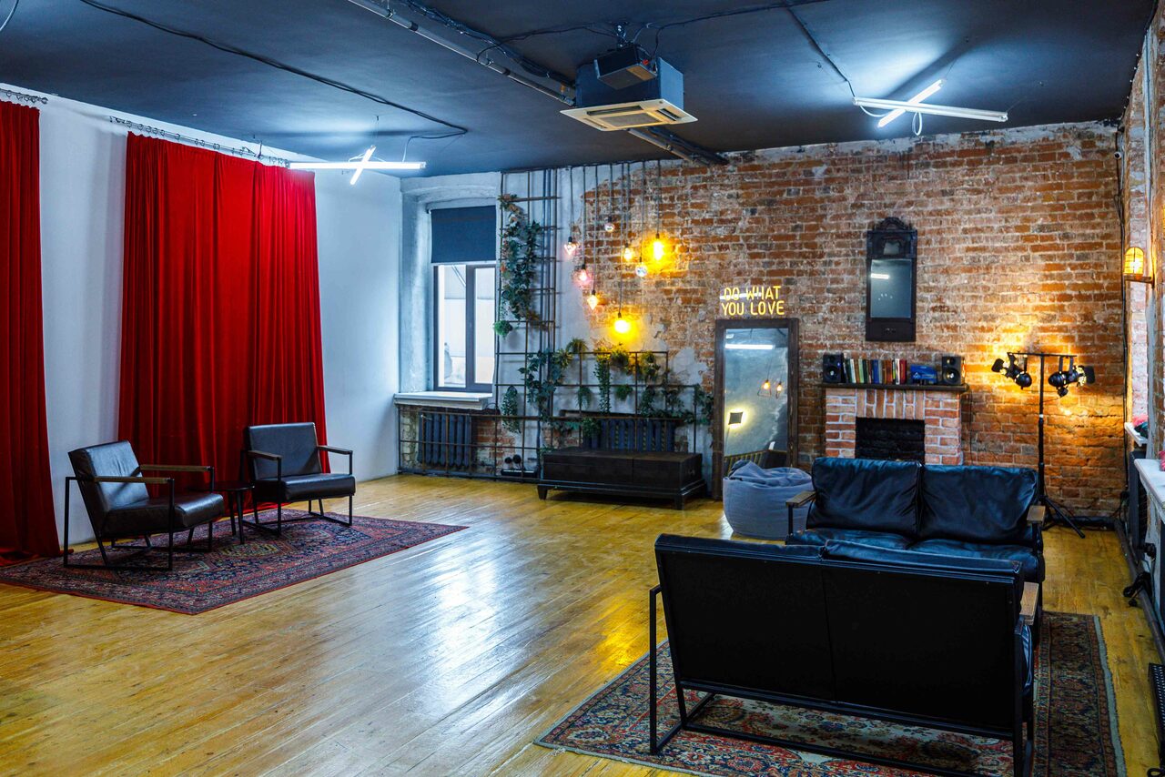 Арендовать Loft in an old 19th century mansion