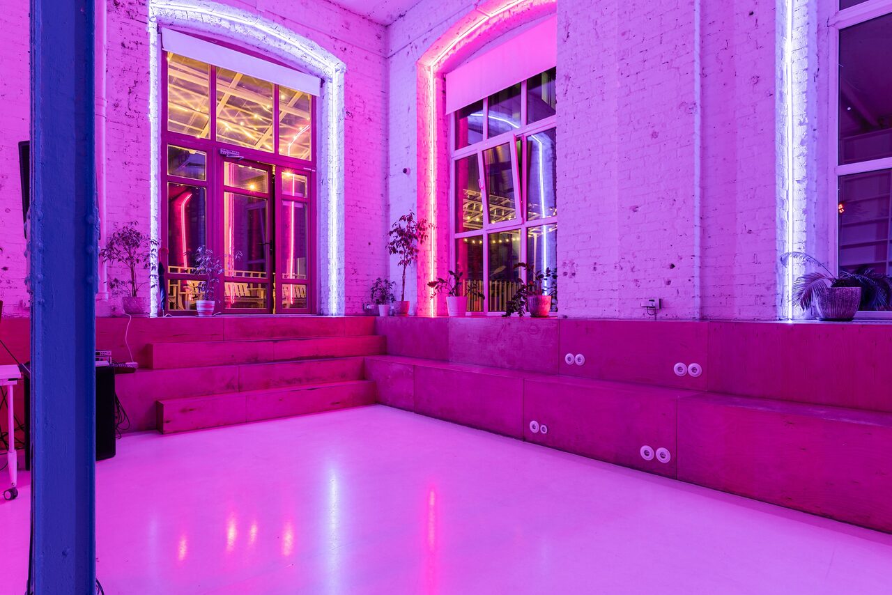 Арендовать Лофт IDEALISTA. Просторный двухуровневый лофт