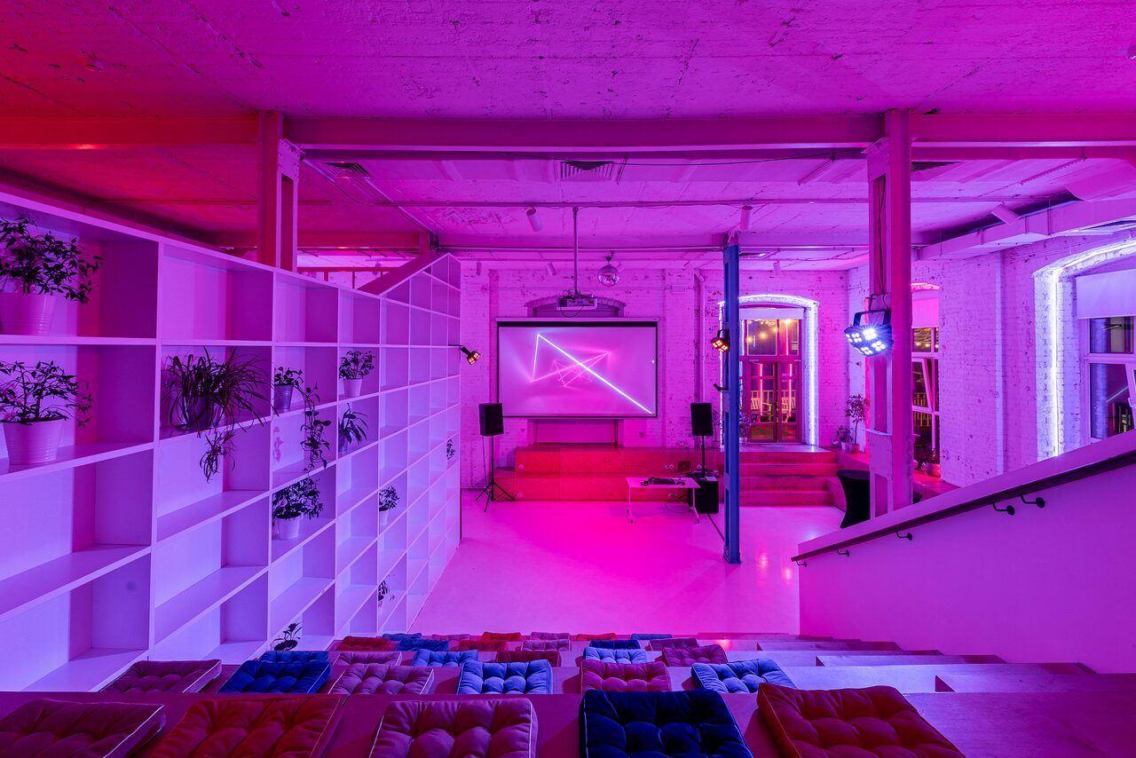 Арендовать Лофт IDEALISTA. Просторный двухуровневый лофт