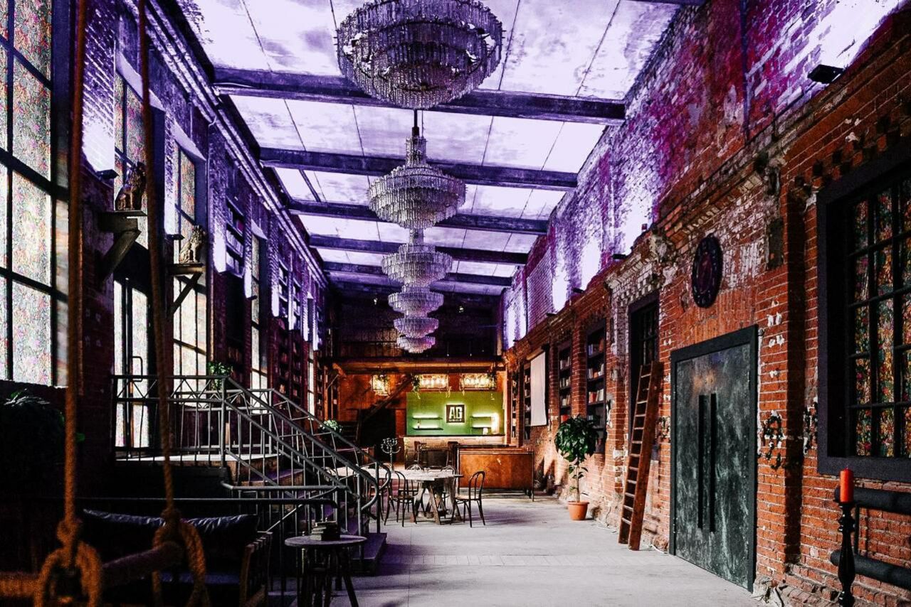 Арендовать Лофт с витражными окнами и высокими потолками