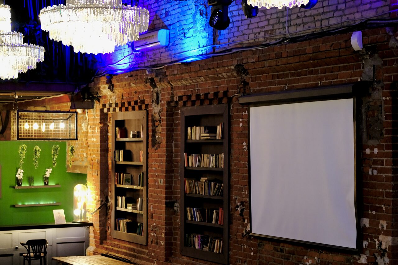 Арендовать Лофт с витражными окнами и высокими потолками