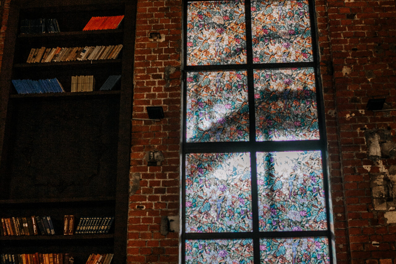 Арендовать Лофт с витражными окнами и высокими потолками