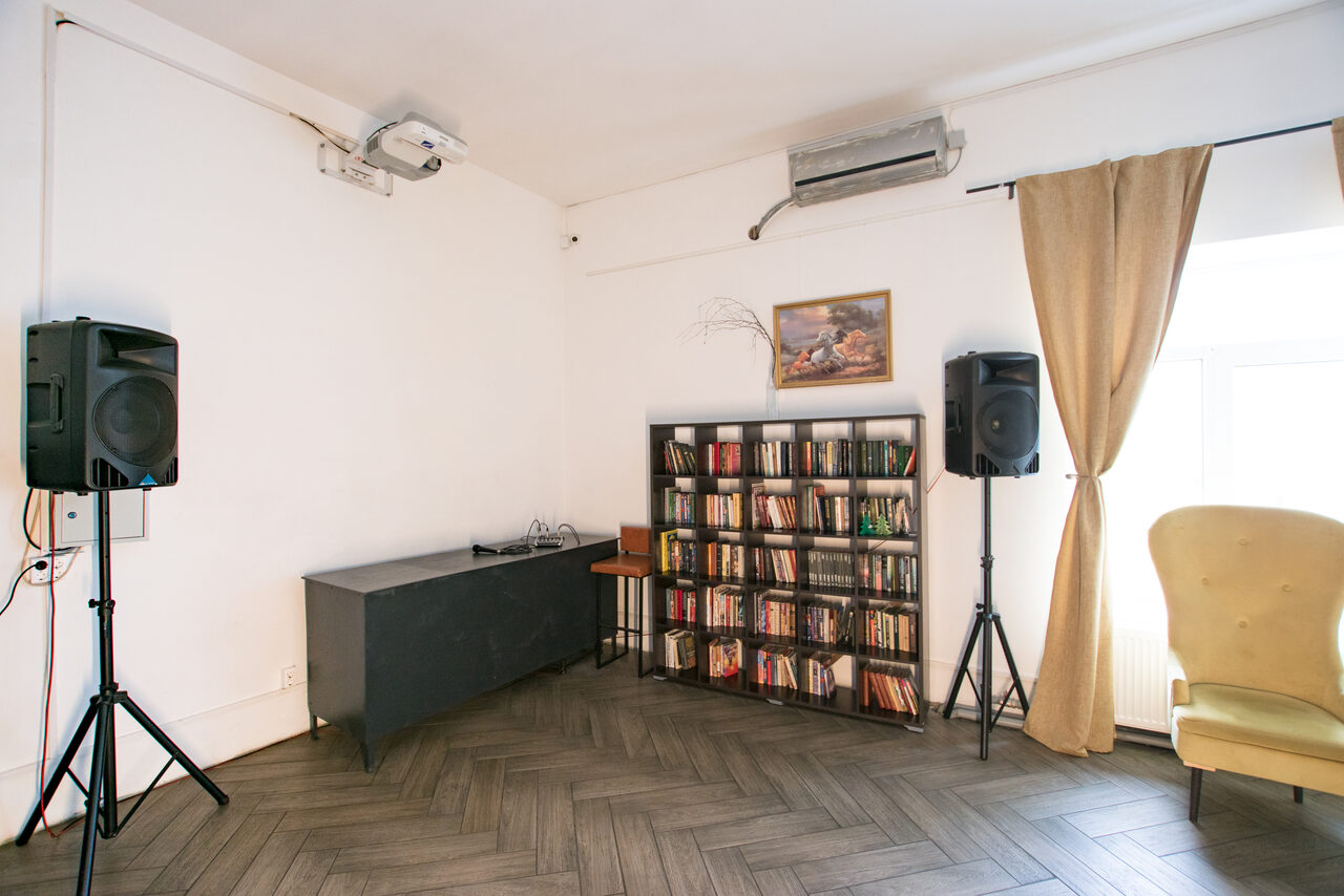 Арендовать Loft80sq.m. for lectures, meetings, master classes, photo sessions