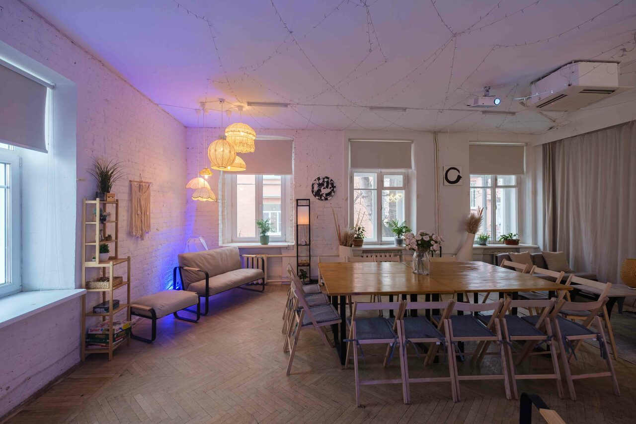 Арендовать White loft in an old mansion 
