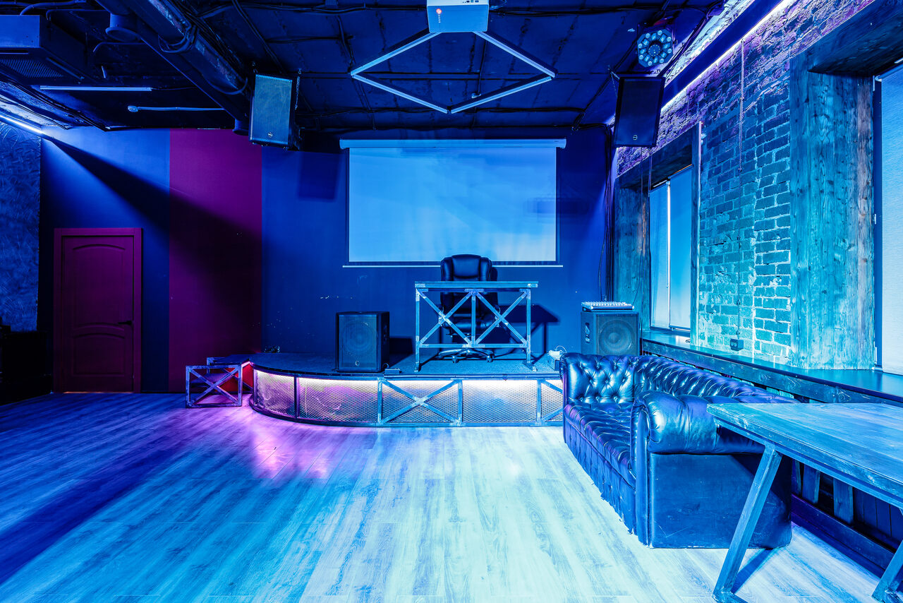 Арендовать Space Loft Лофт-пространство с неоновой подсветкой