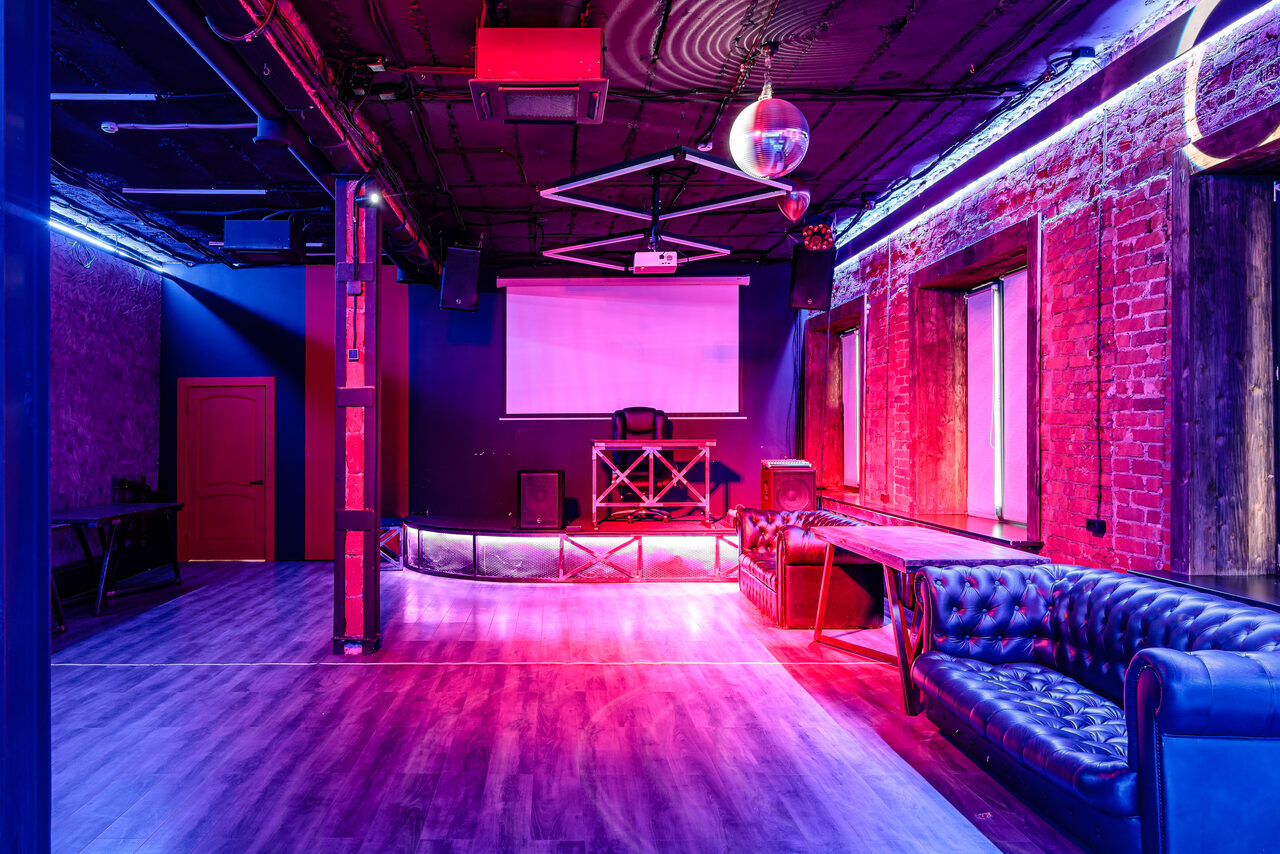 Арендовать Space Loft Лофт-пространство с неоновой подсветкой