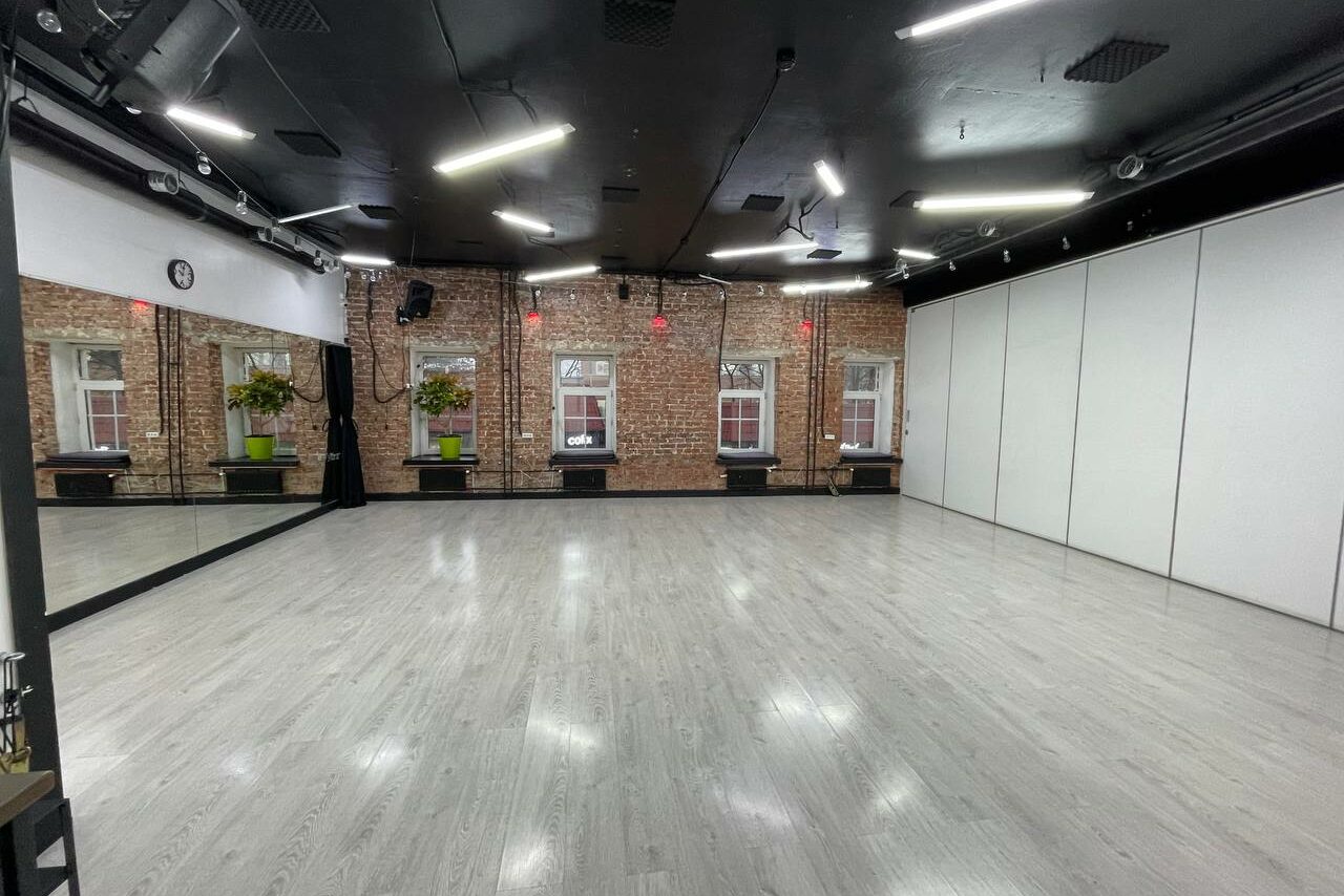 Арендовать White dance hall 