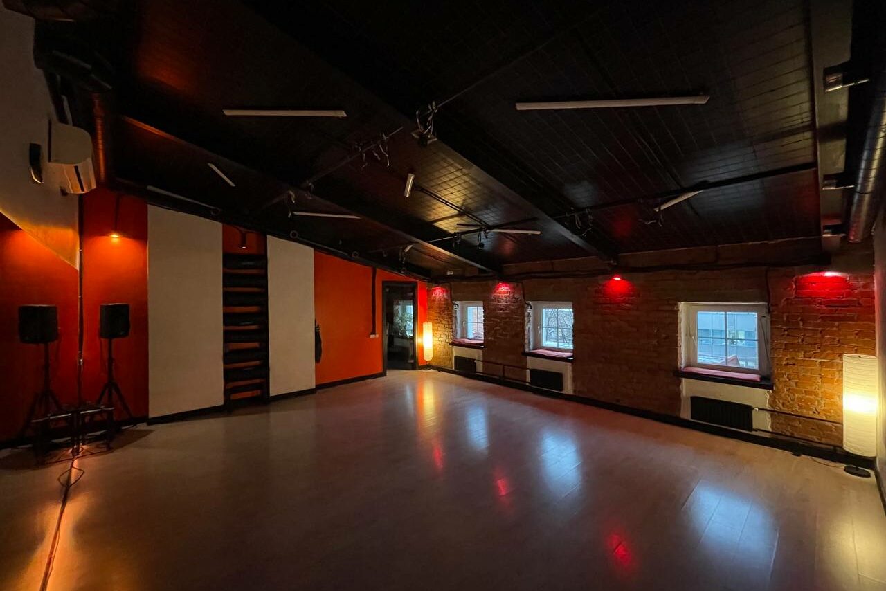 Арендовать Просторный танцевальный зал 