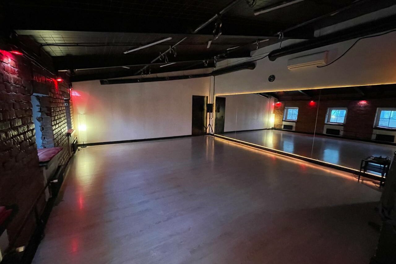 Арендовать Просторный танцевальный зал 