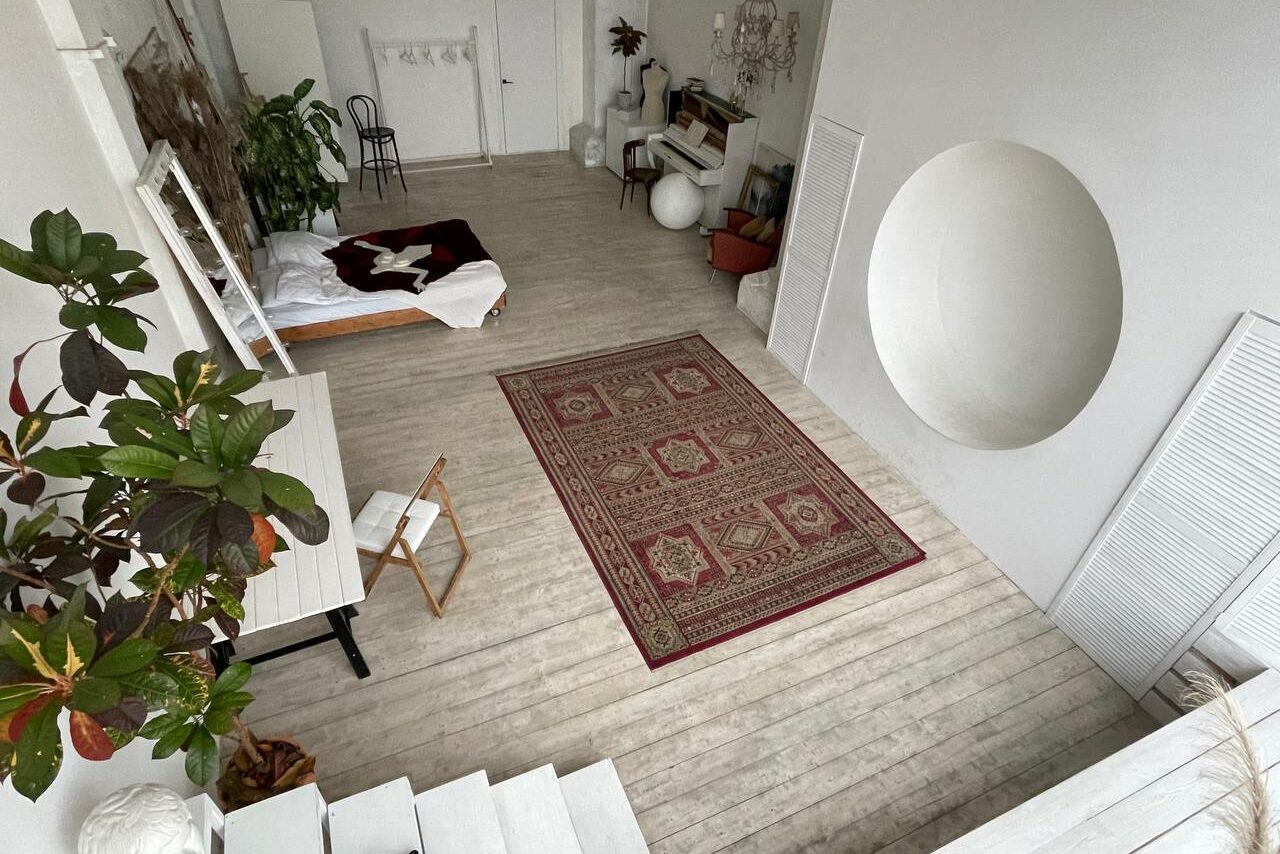 Арендовать Светлое пространство с большим окном