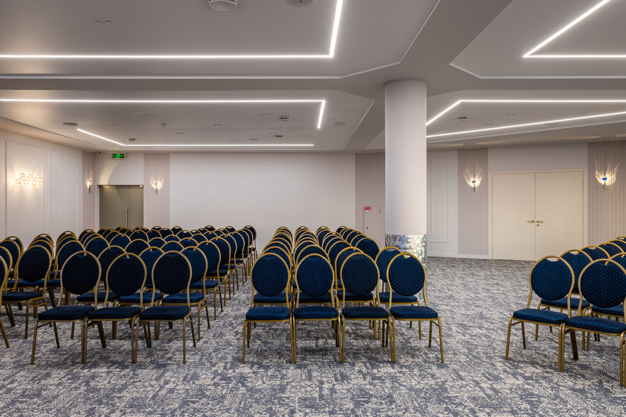 Арендовать Атриум Палас Отель