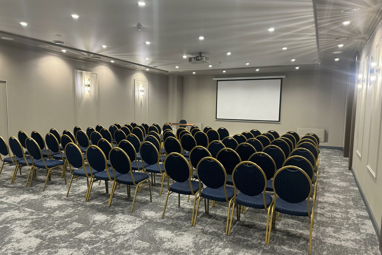 Арендовать Атриум Палас Отель