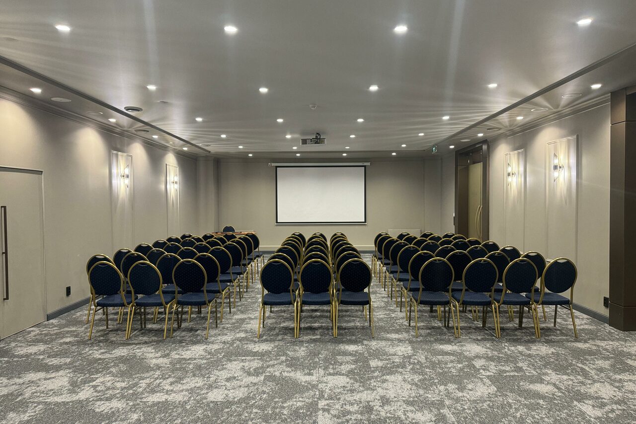 Арендовать Атриум Палас Отель