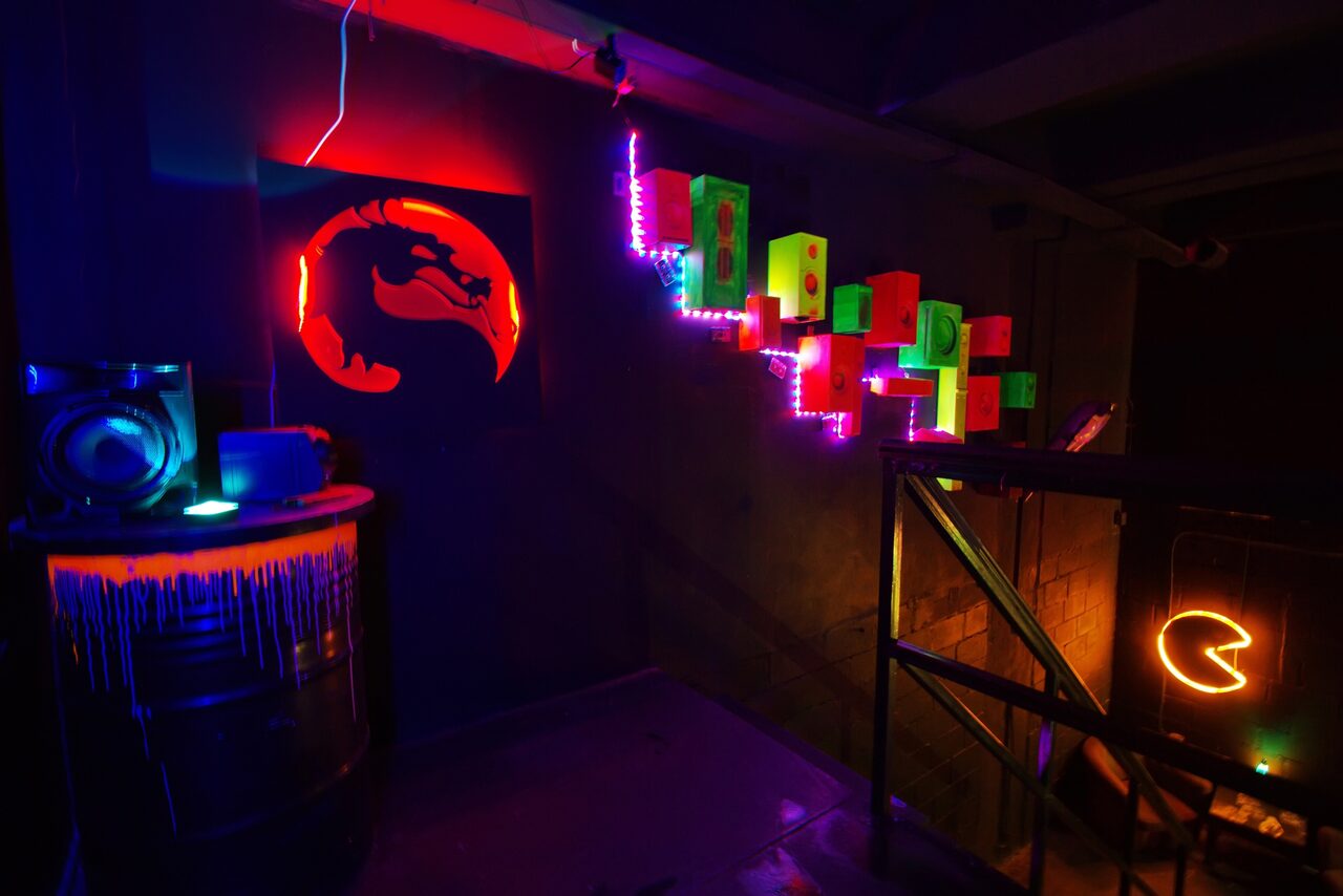 Арендовать Лофт Геймеры. Игровые арт-иконки. Неоновая подсветка. Украшенная бочка. Лестница на первый этаж