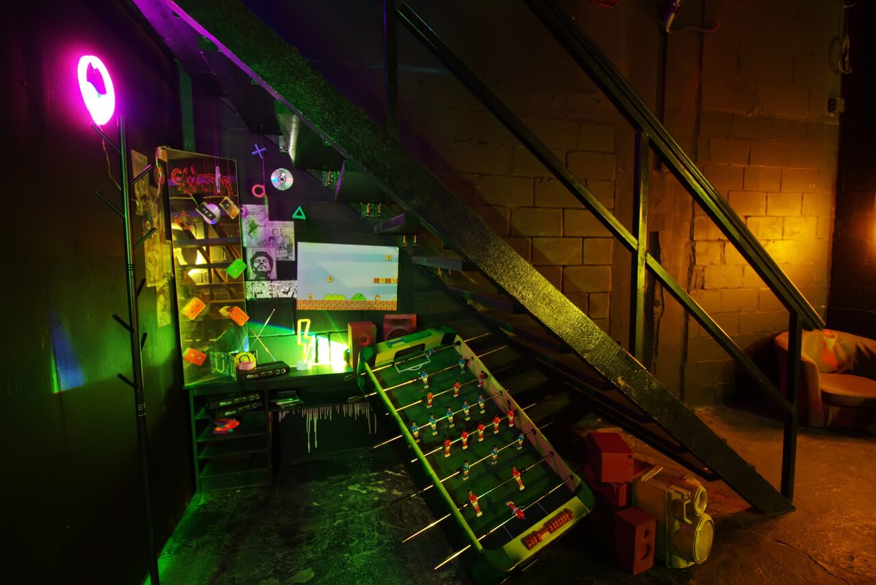 Арендовать Лофт Геймеры. Настольный футбол. Много различных игровых арт-картинок. Зеркало. Вешалка, Лестница на второй этаж