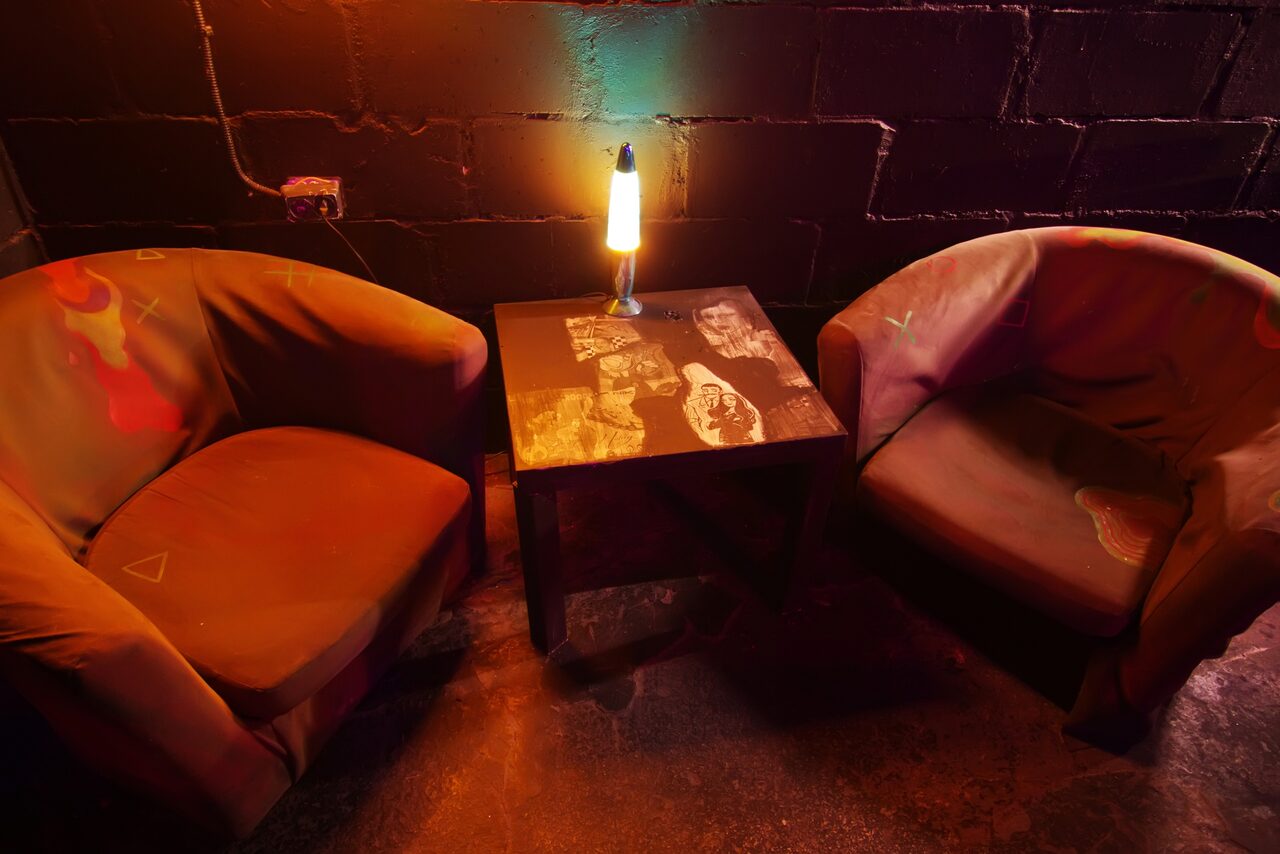 Арендовать Лофт Геймеры. Два кресла, столик между ними. Настольная лампа