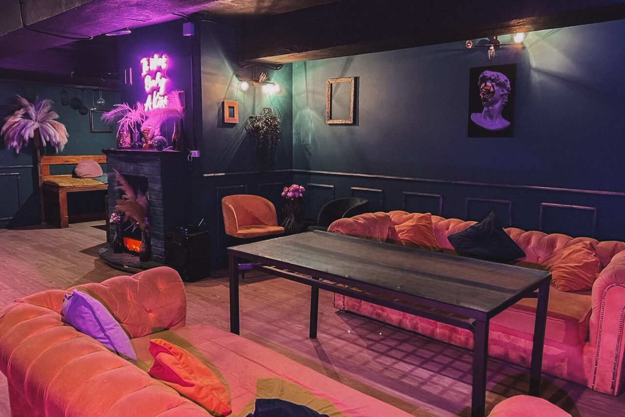Арендовать Честер. Зал с яркими диванами и камином
