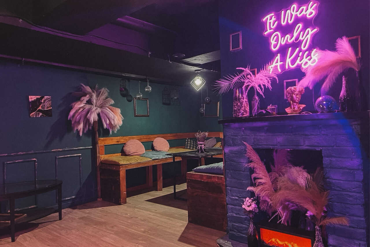 Арендовать Честер. Зал с яркими диванами и камином