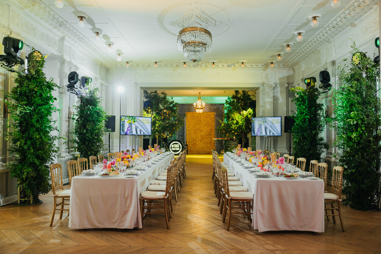 Арендовать Space with stucco and fireplace