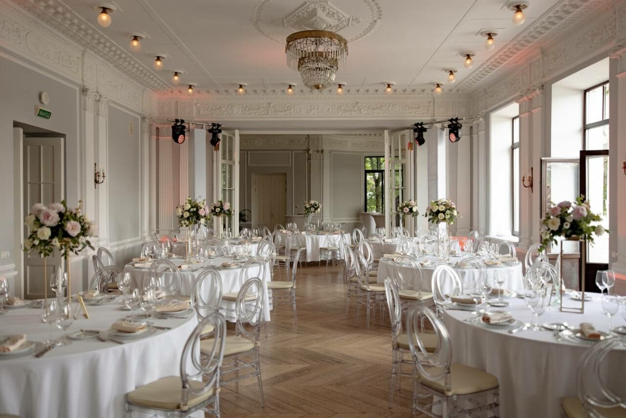 Арендовать Space with stucco and fireplace