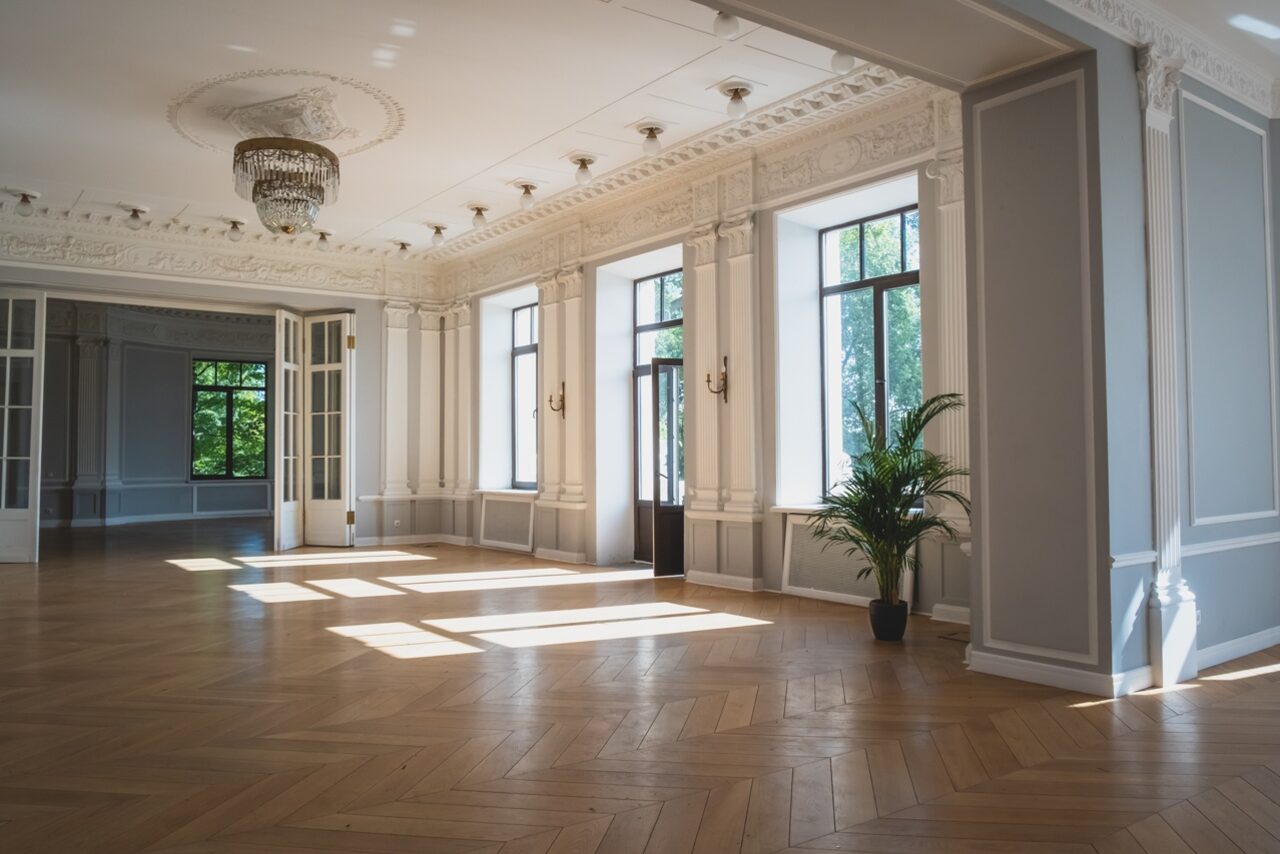 Арендовать Space with stucco and fireplace