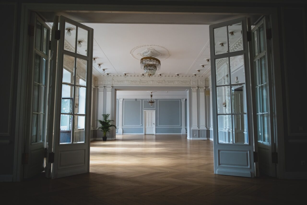 Арендовать Space with stucco and fireplace
