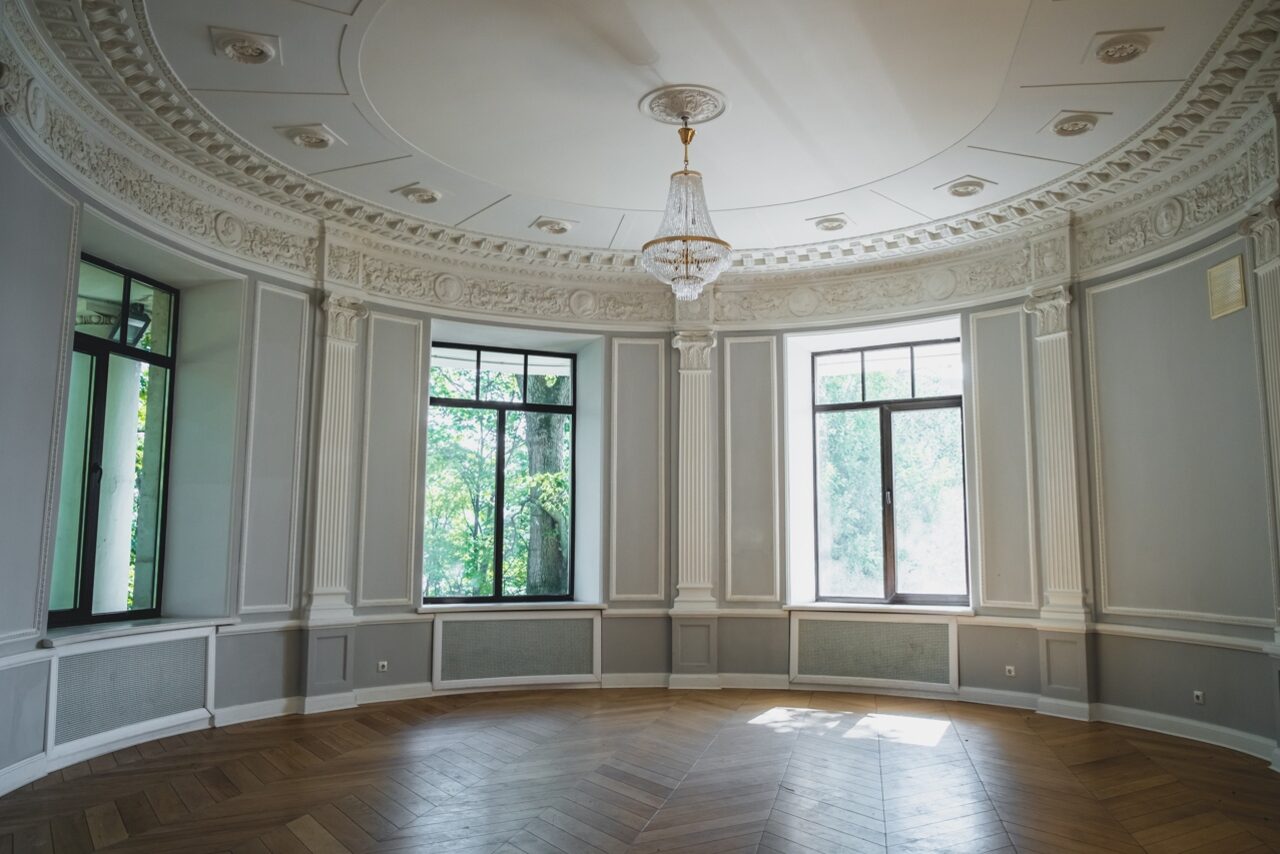 Арендовать Space with stucco and fireplace