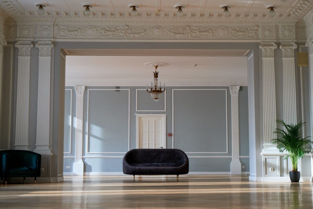 Арендовать Space with stucco and fireplace