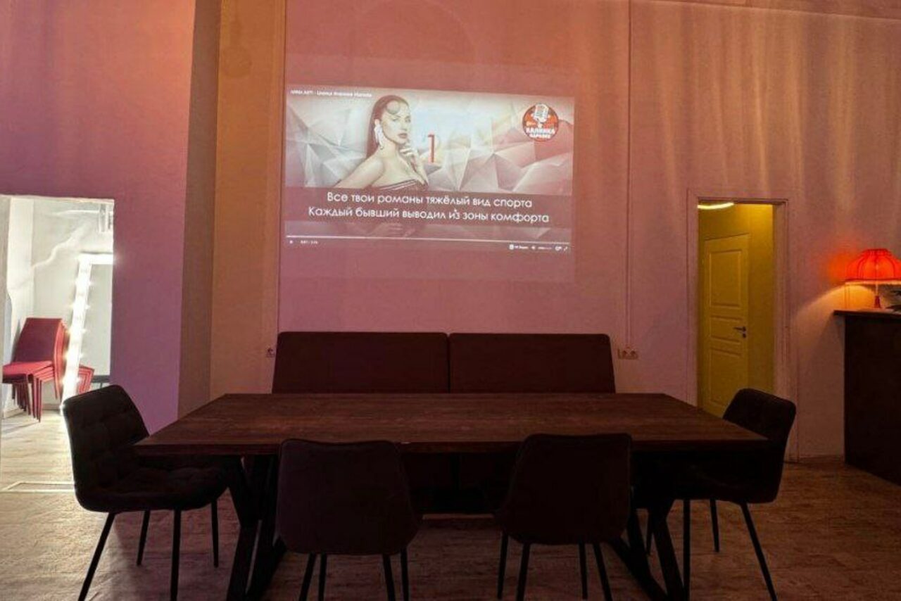 Арендовать Белый лофт с неоном и сценой 