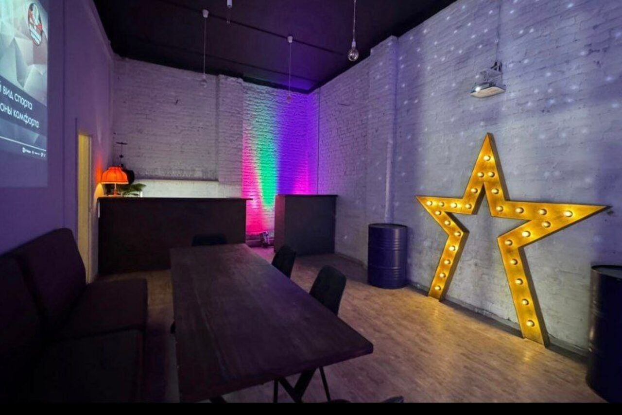 Арендовать Белый лофт с неоном и сценой 