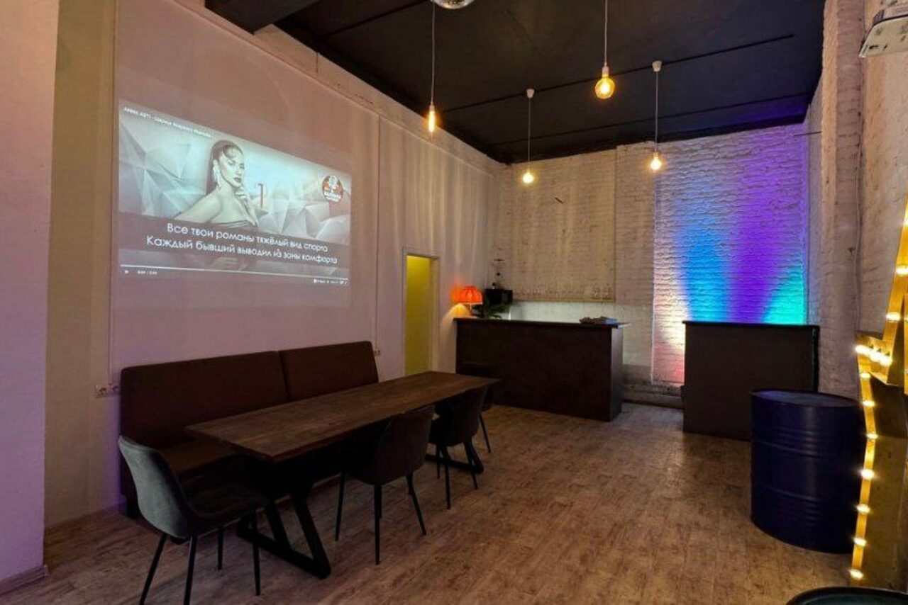 Арендовать Белый лофт с неоном и сценой 