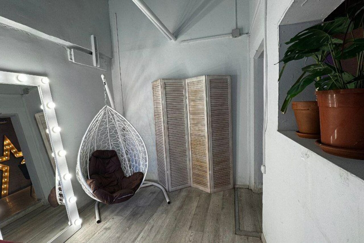 Арендовать Белый лофт с неоном и сценой 