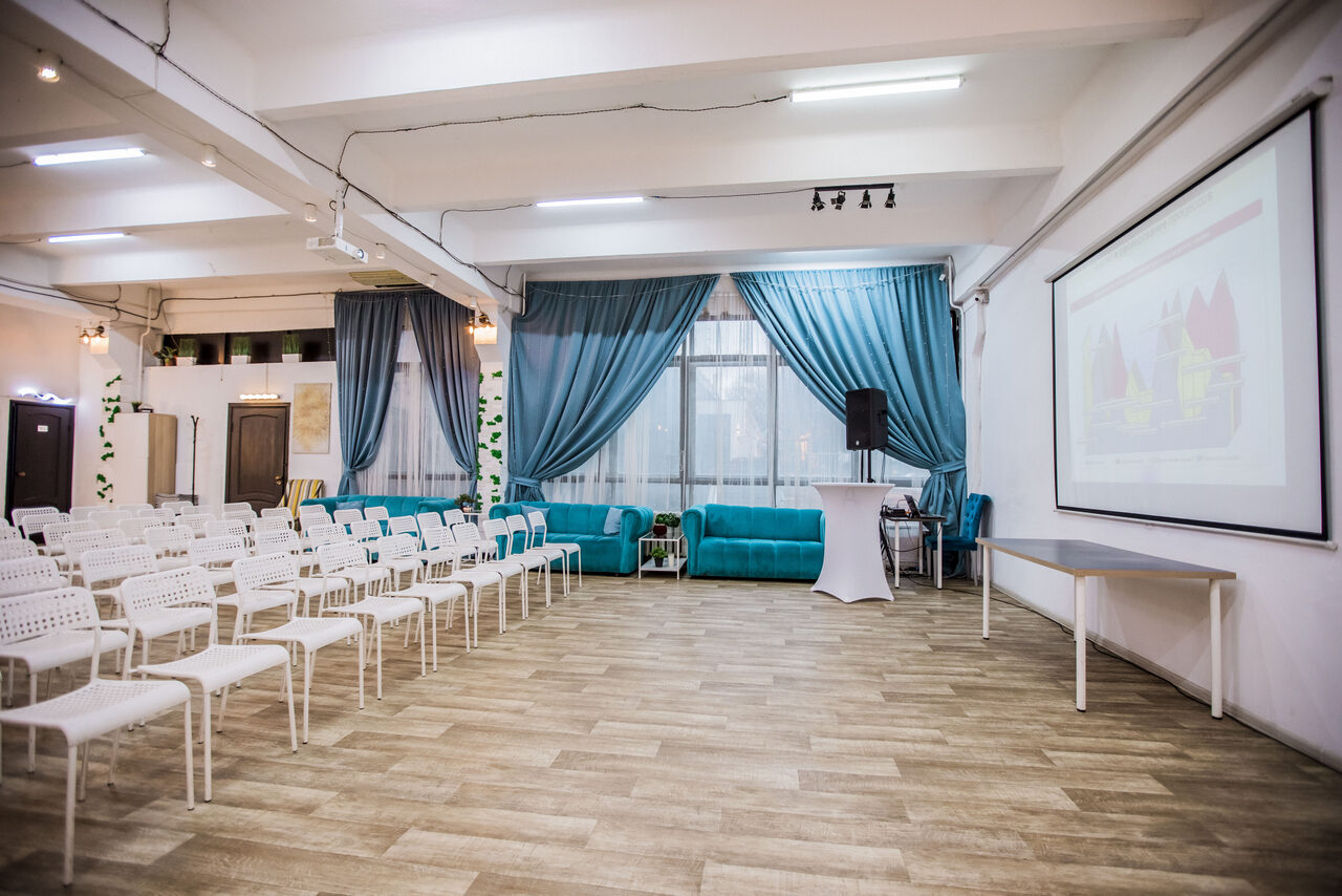 Арендовать Bright loft with a veranda for educational events