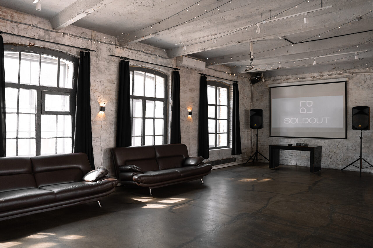 Арендовать SoldOut Lофт. Лофт-пространство с панорамными окнами