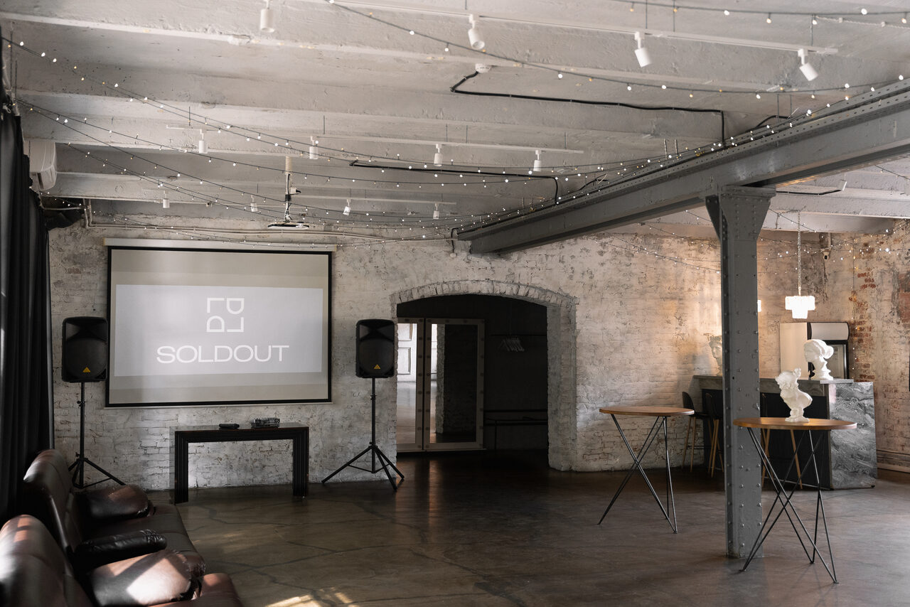 Арендовать SoldOut Lофт. Лофт-пространство с панорамными окнами