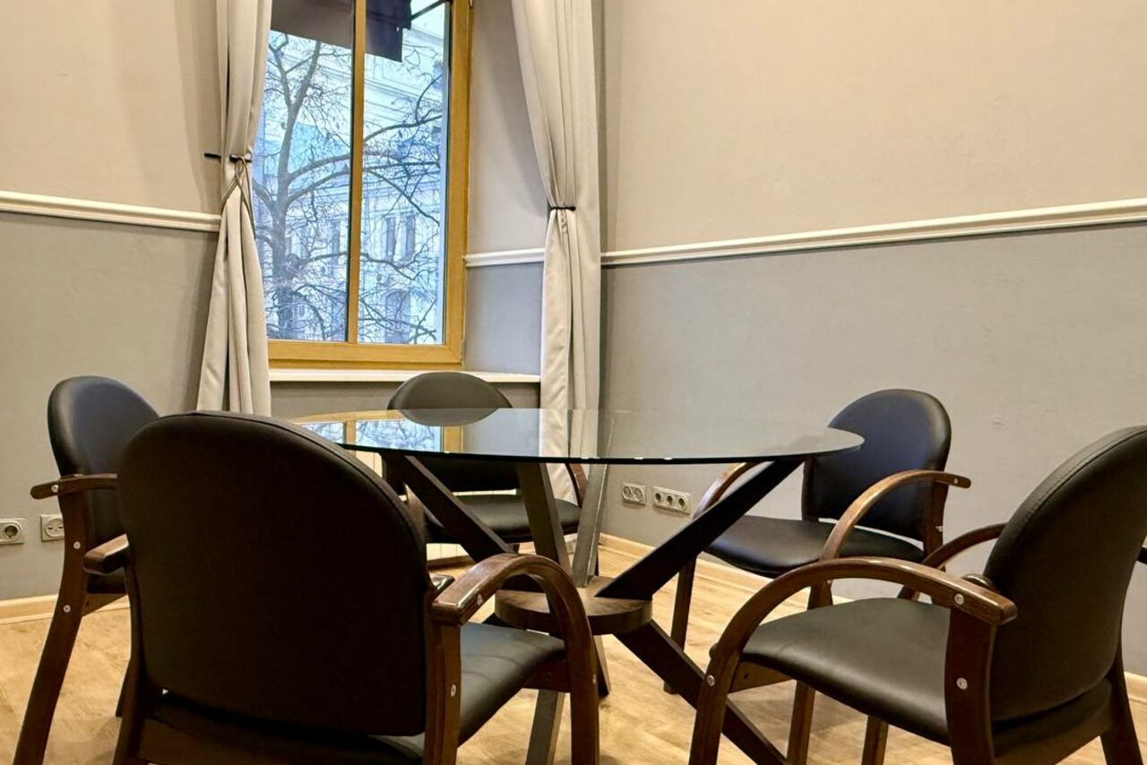 Арендовать Переговорная комната на 6 человек