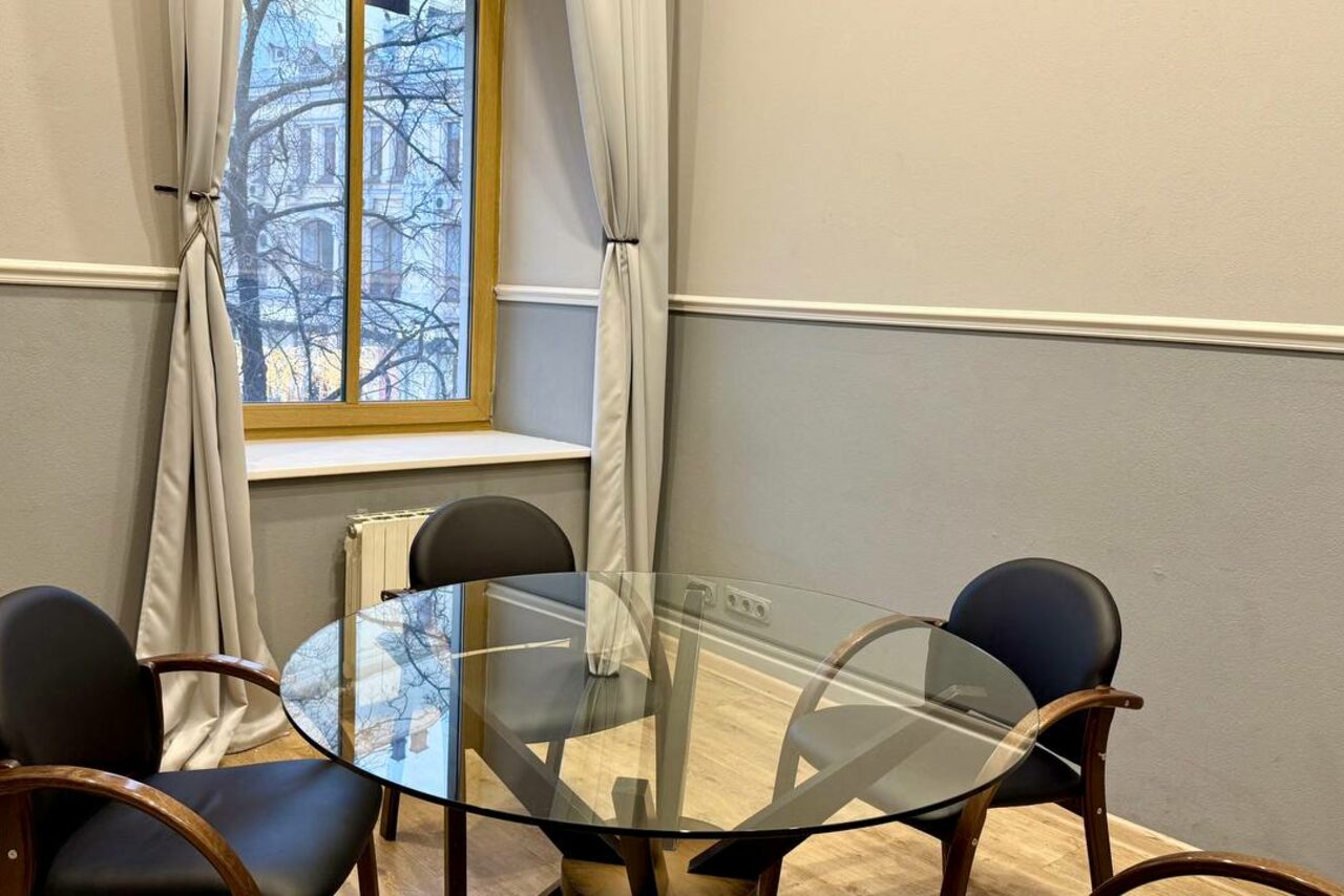 Арендовать Переговорная комната на 6 человек