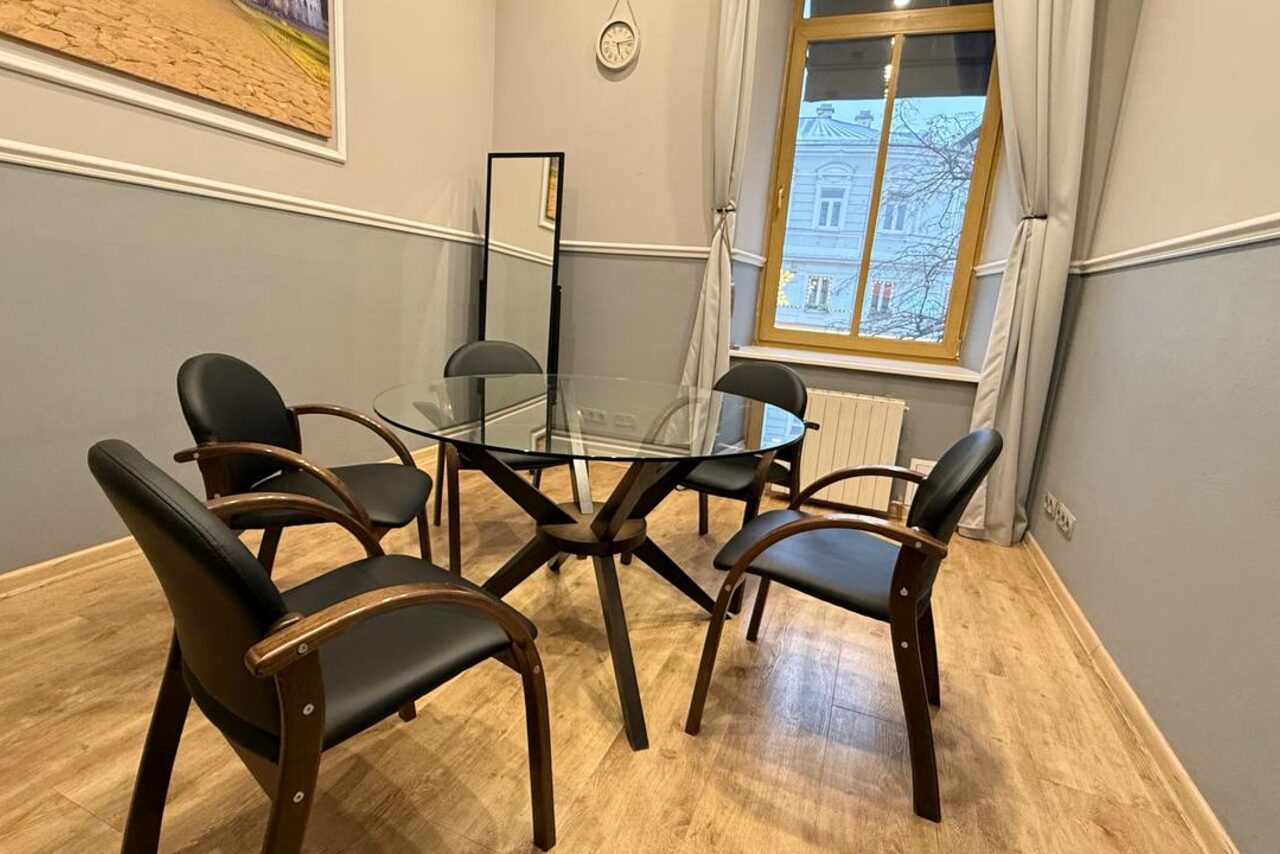 Арендовать Переговорная комната на 6 человек