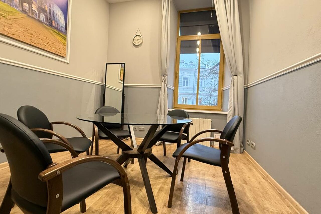 Арендовать Переговорная комната на 6 человек