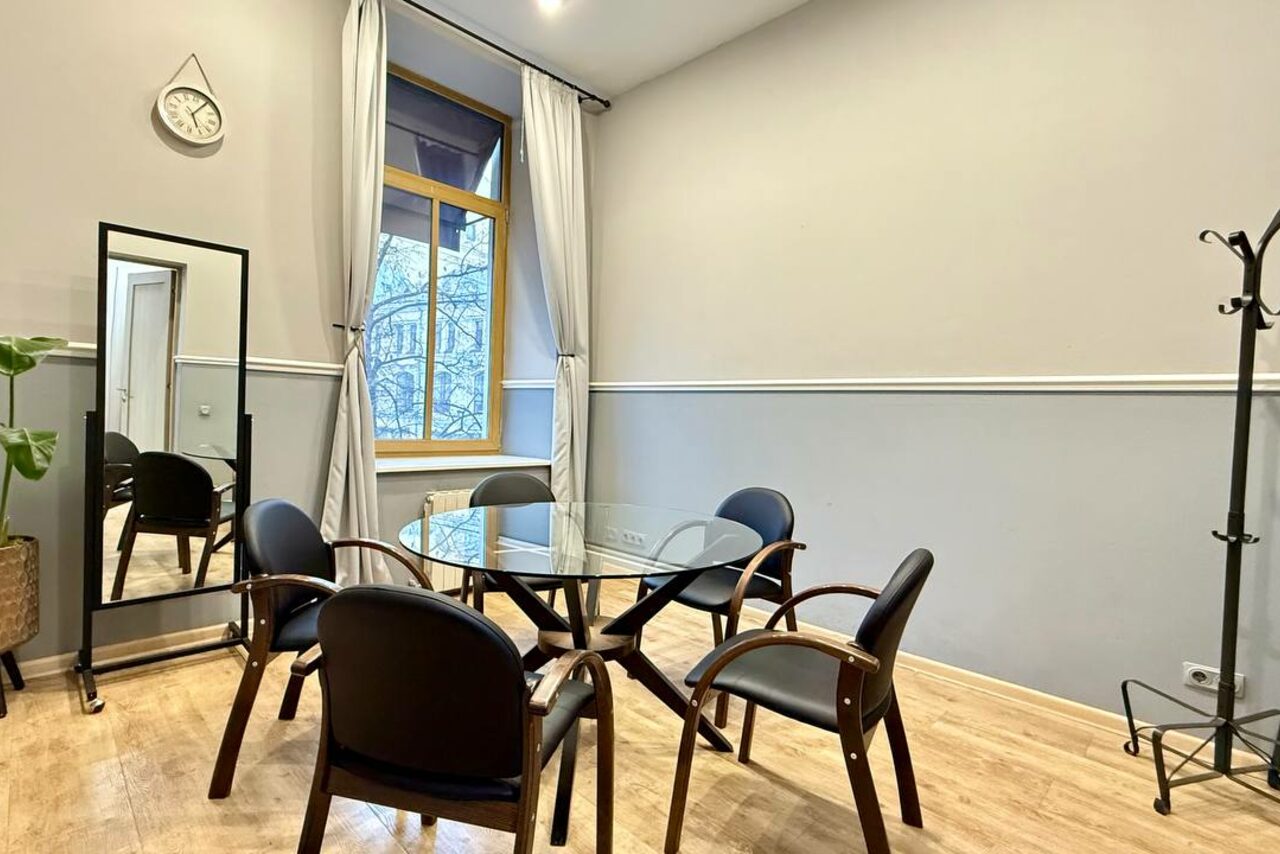 Арендовать Переговорная комната на 6 человек