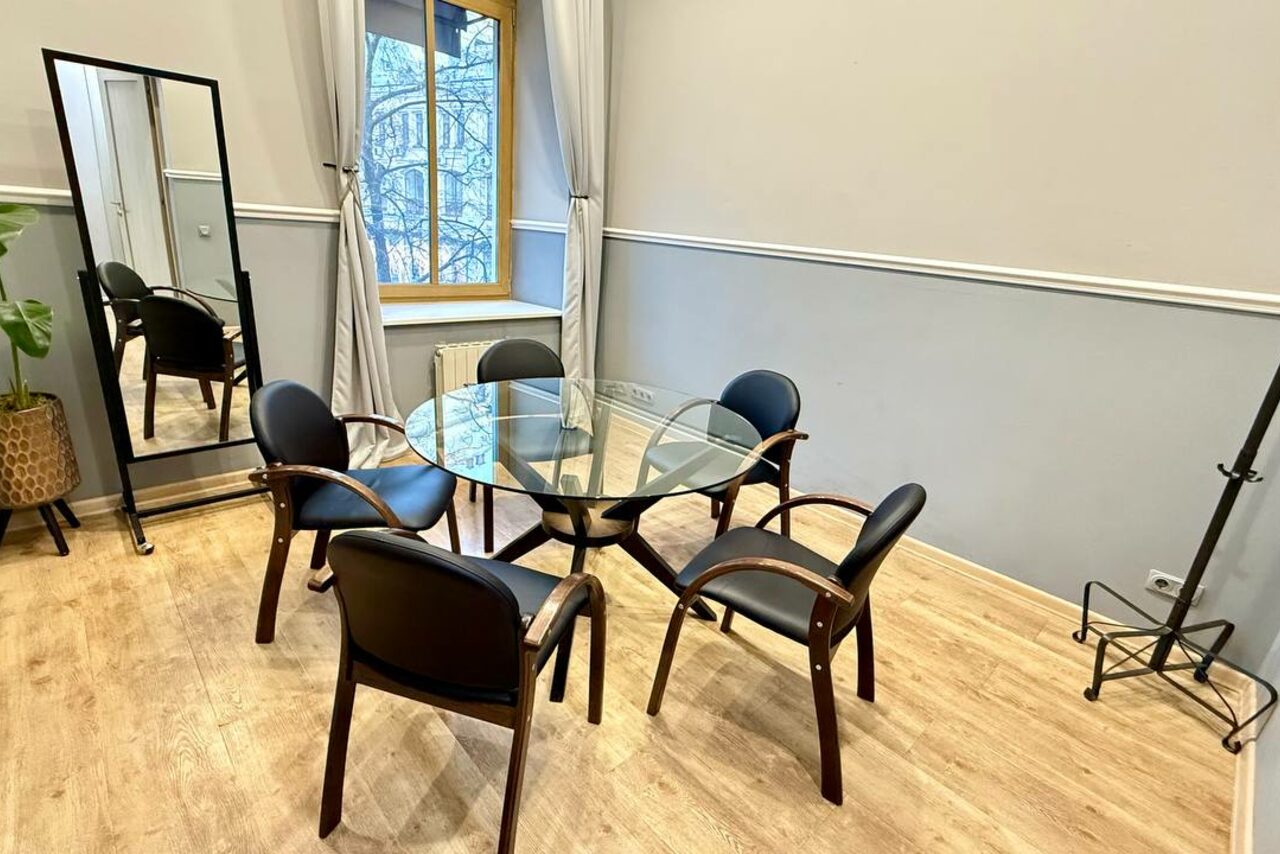 Арендовать Переговорная комната на 6 человек