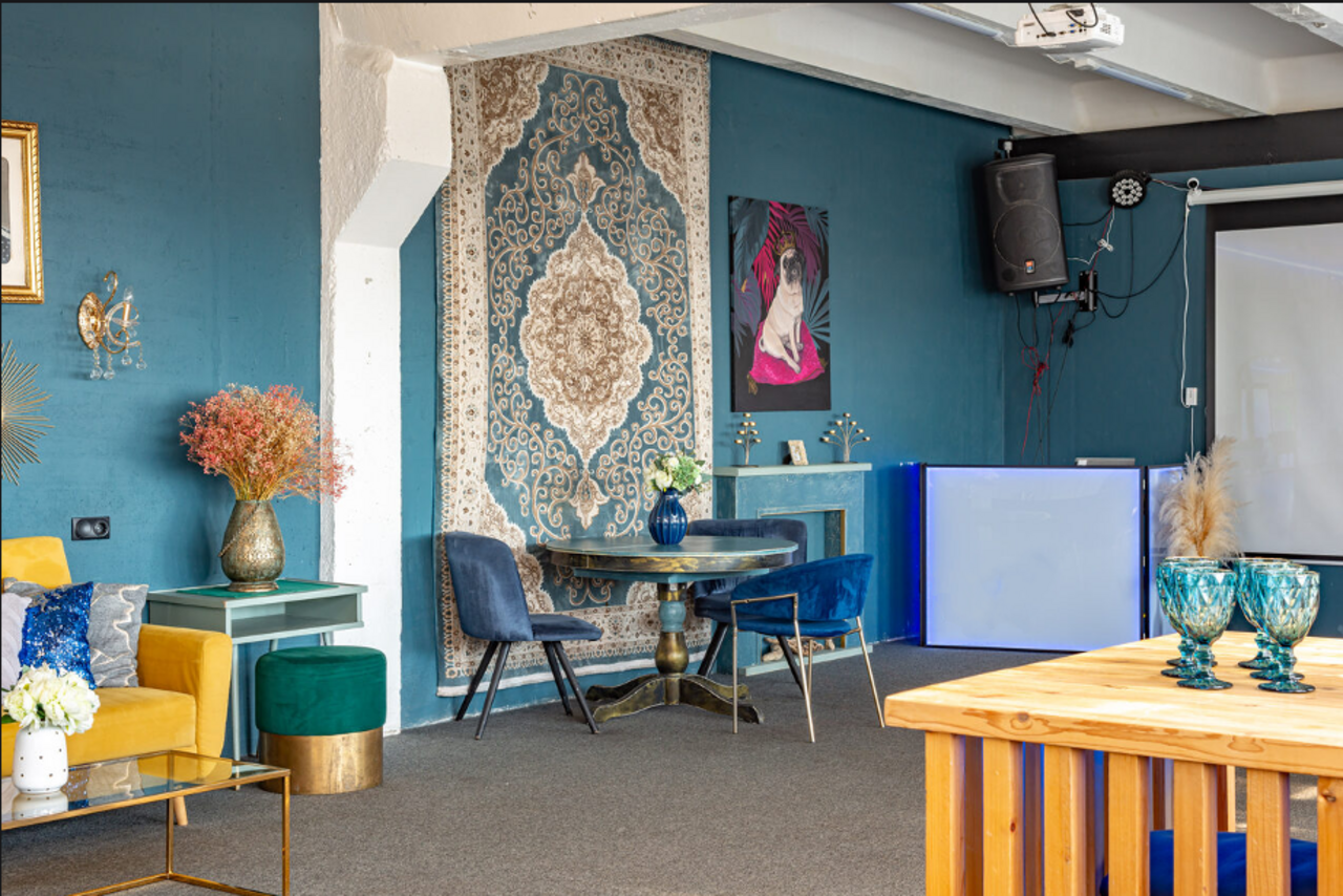 Арендовать Stylized loft with high ceilings and a veranda