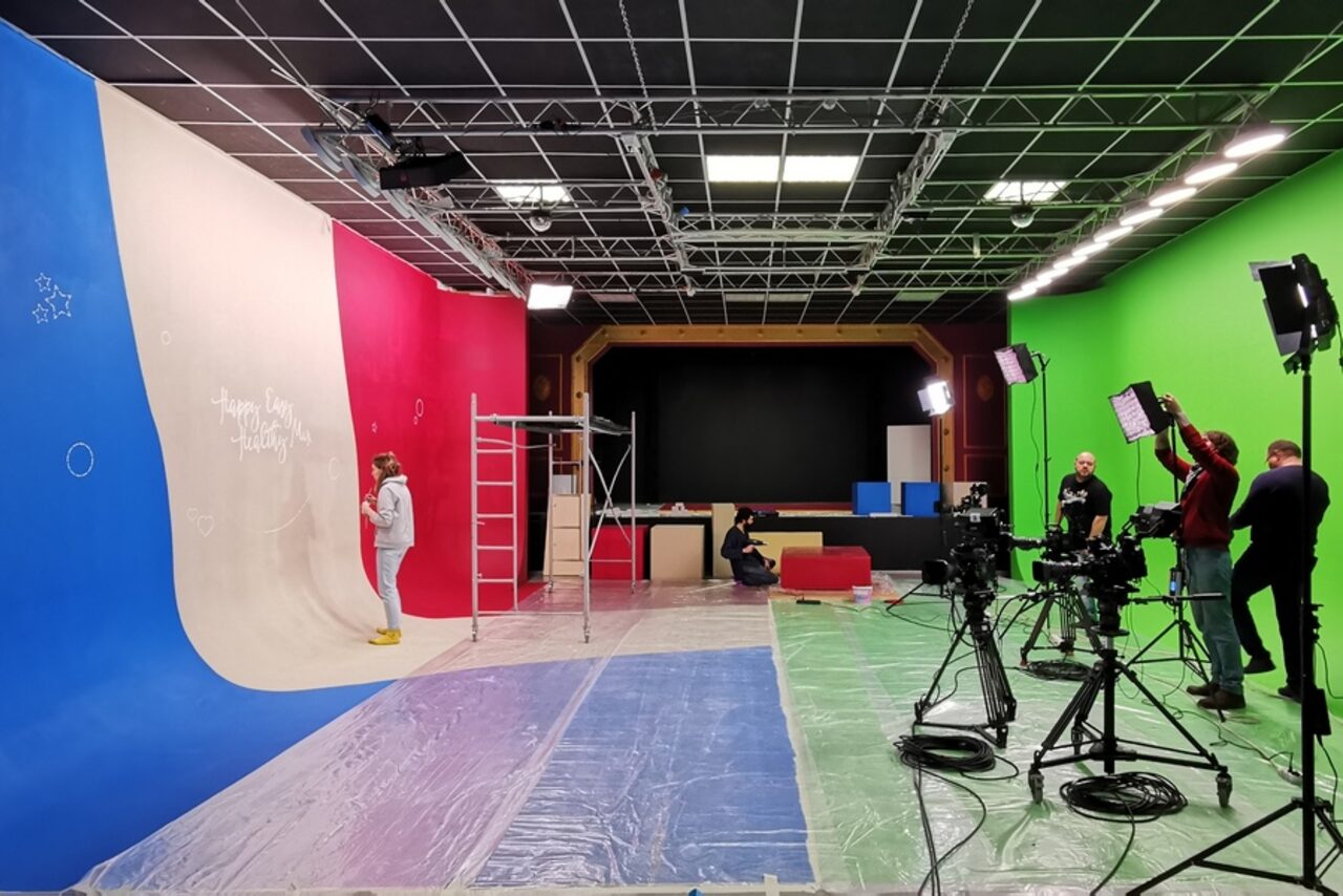 Арендовать Hall with a theater stage and chroma key