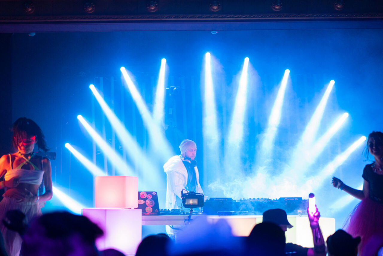 Арендовать Hall with a theater stage and chroma key