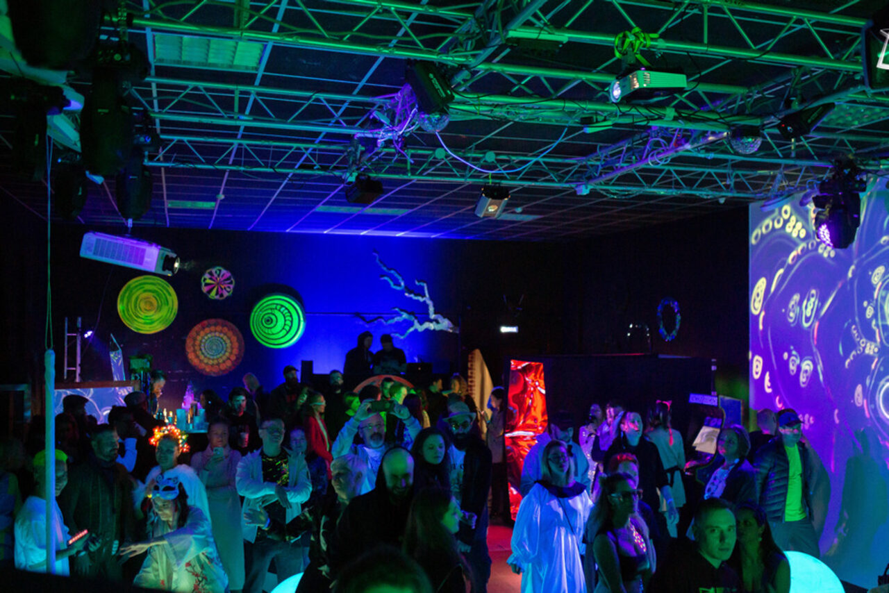 Арендовать Hall with a theater stage and chroma key