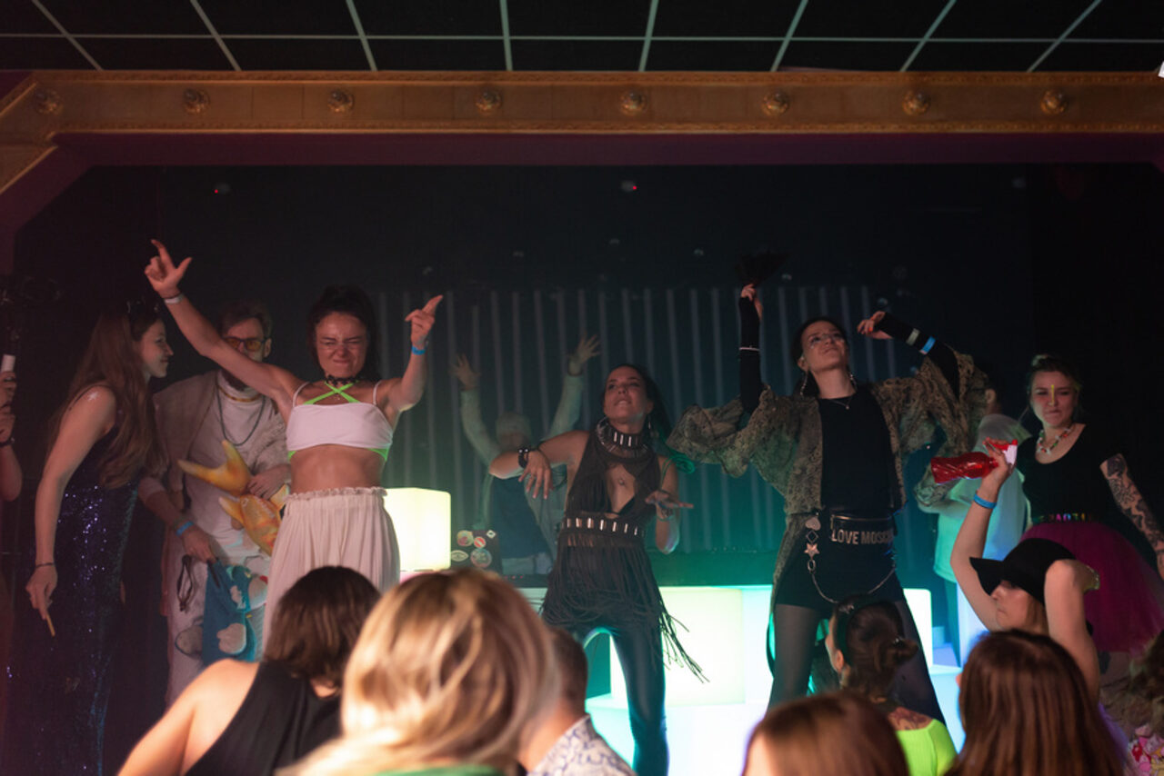 Арендовать Hall with a theater stage and chroma key