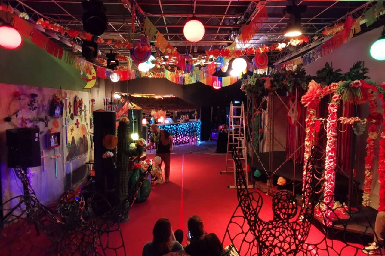 Арендовать Hall with a theater stage and chroma key