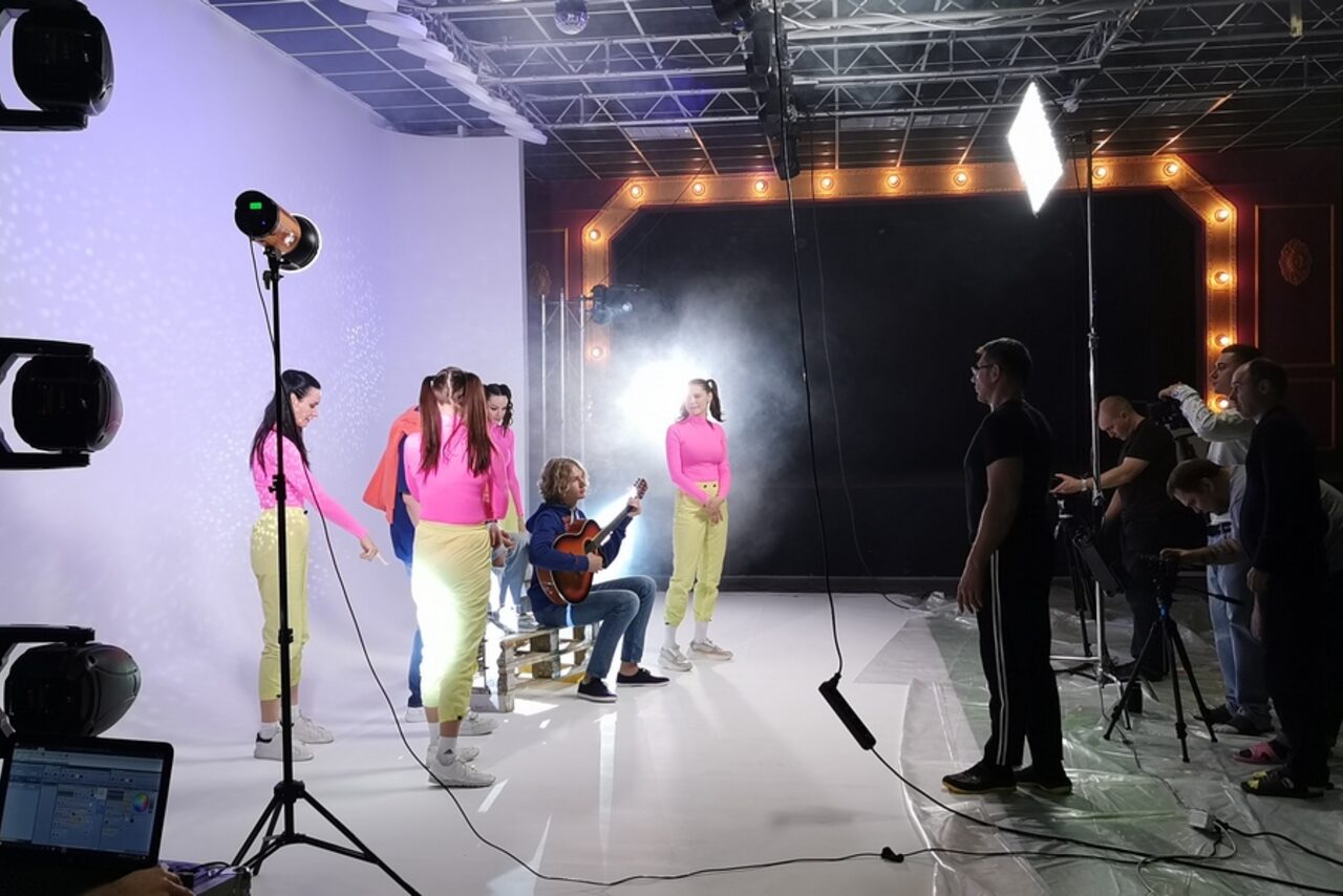 Арендовать Hall with a theater stage and chroma key