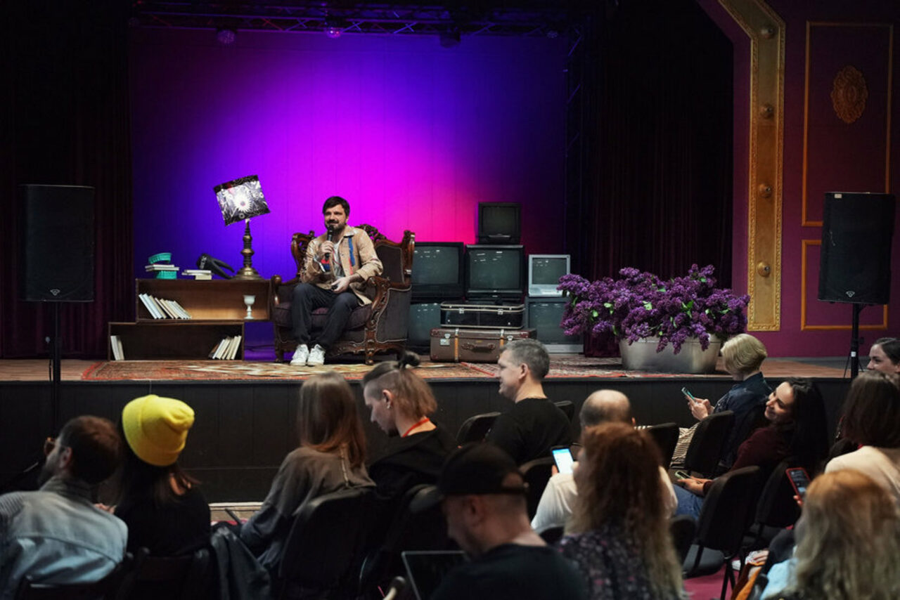 Арендовать Hall with a theater stage and chroma key