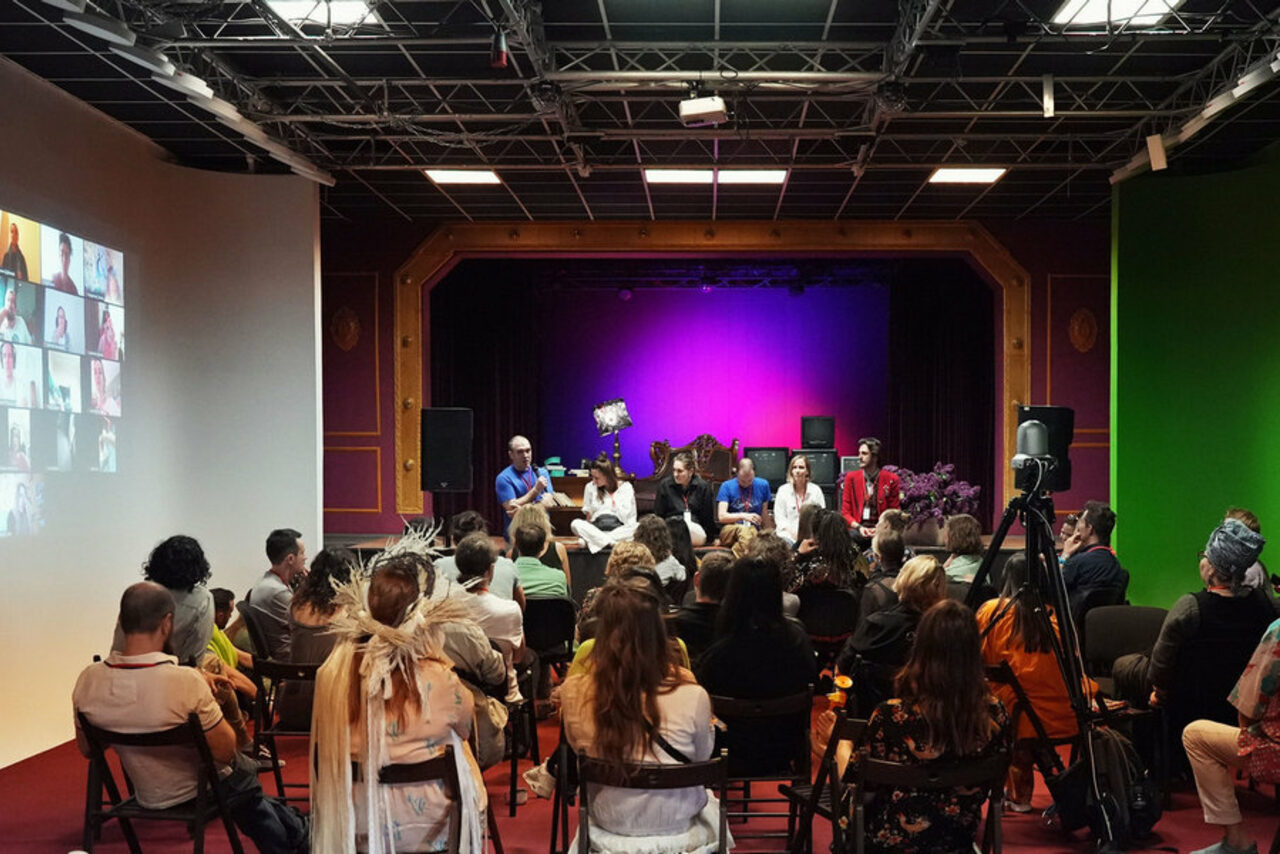 Арендовать Hall with a theater stage and chroma key